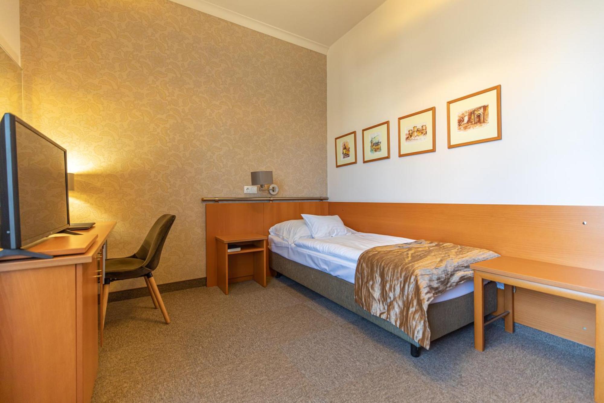City Hotel ميسكولك المظهر الخارجي الصورة