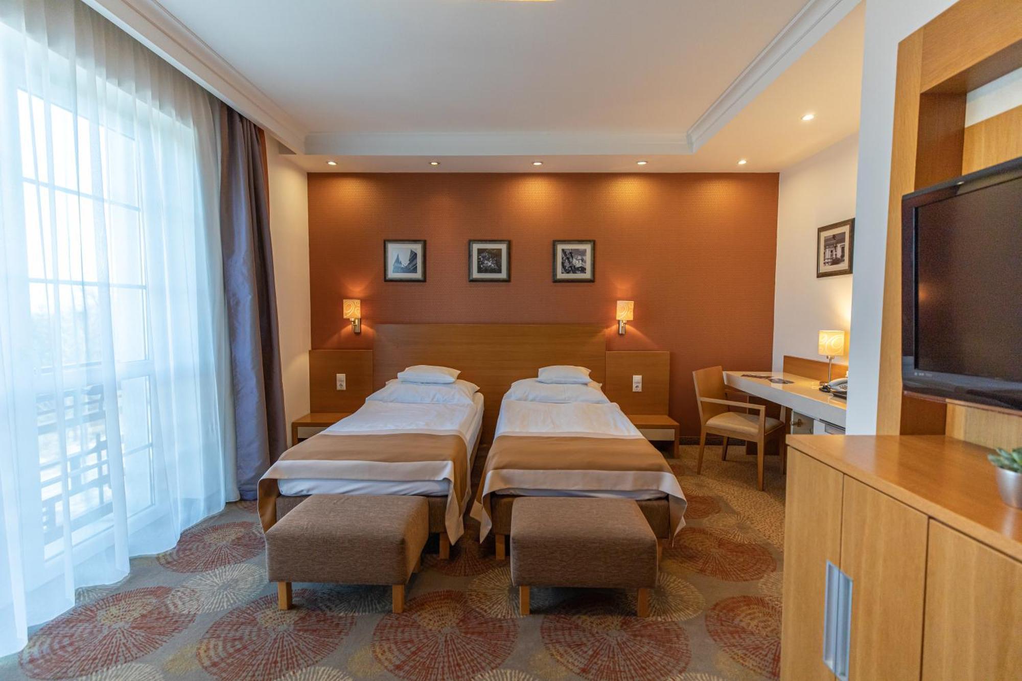 City Hotel ميسكولك المظهر الخارجي الصورة