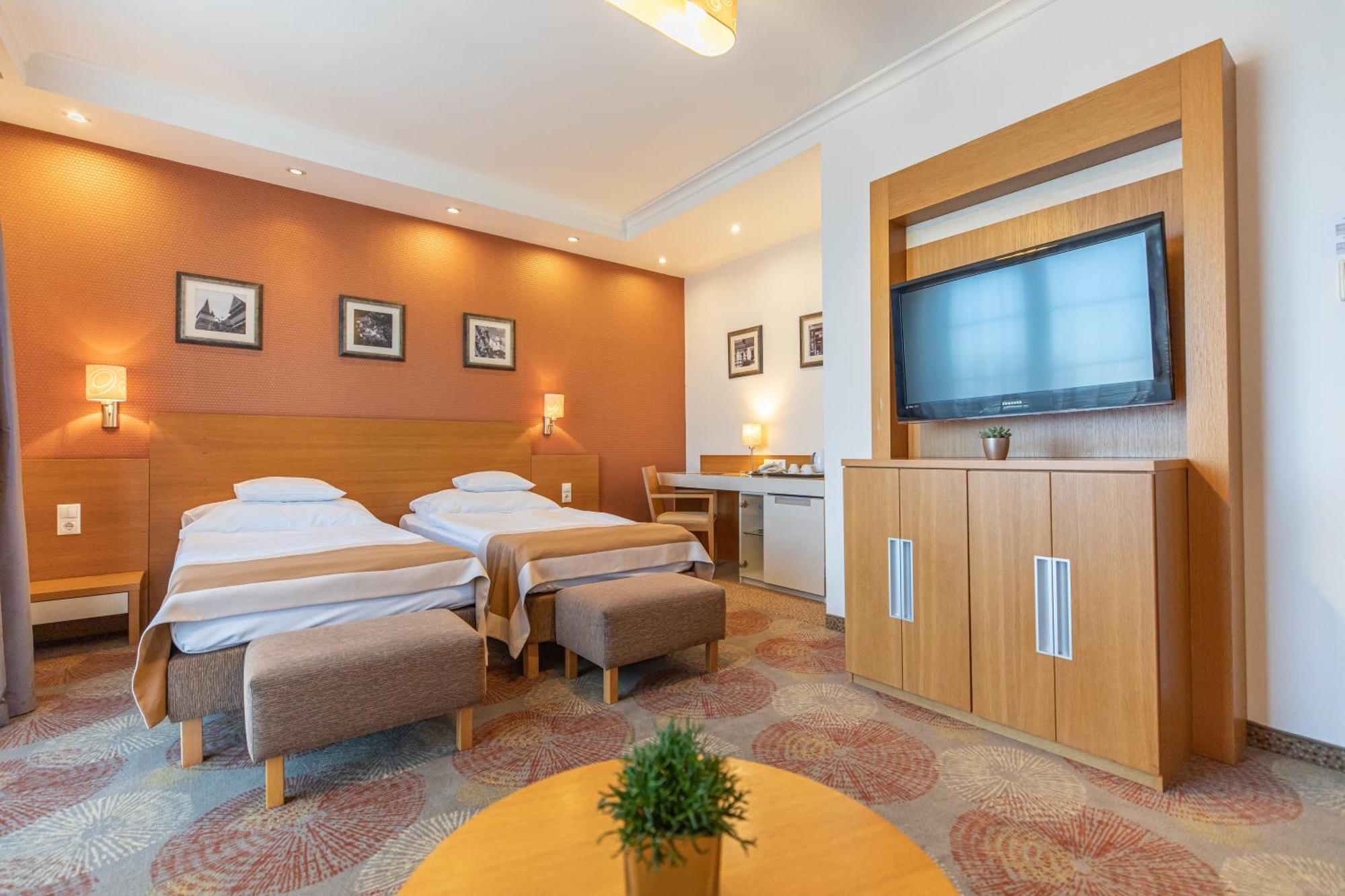 City Hotel ميسكولك المظهر الخارجي الصورة