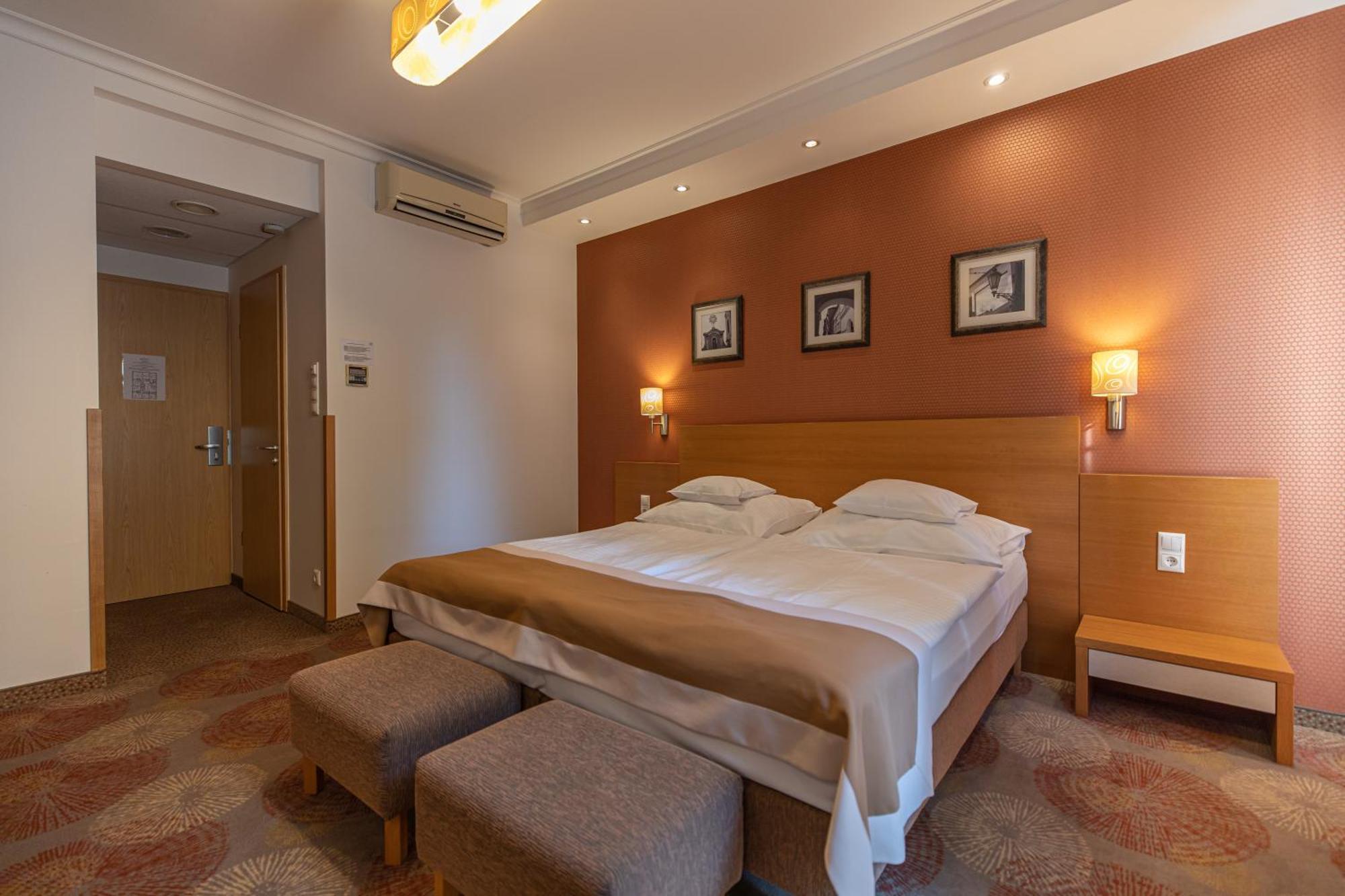 City Hotel ميسكولك المظهر الخارجي الصورة