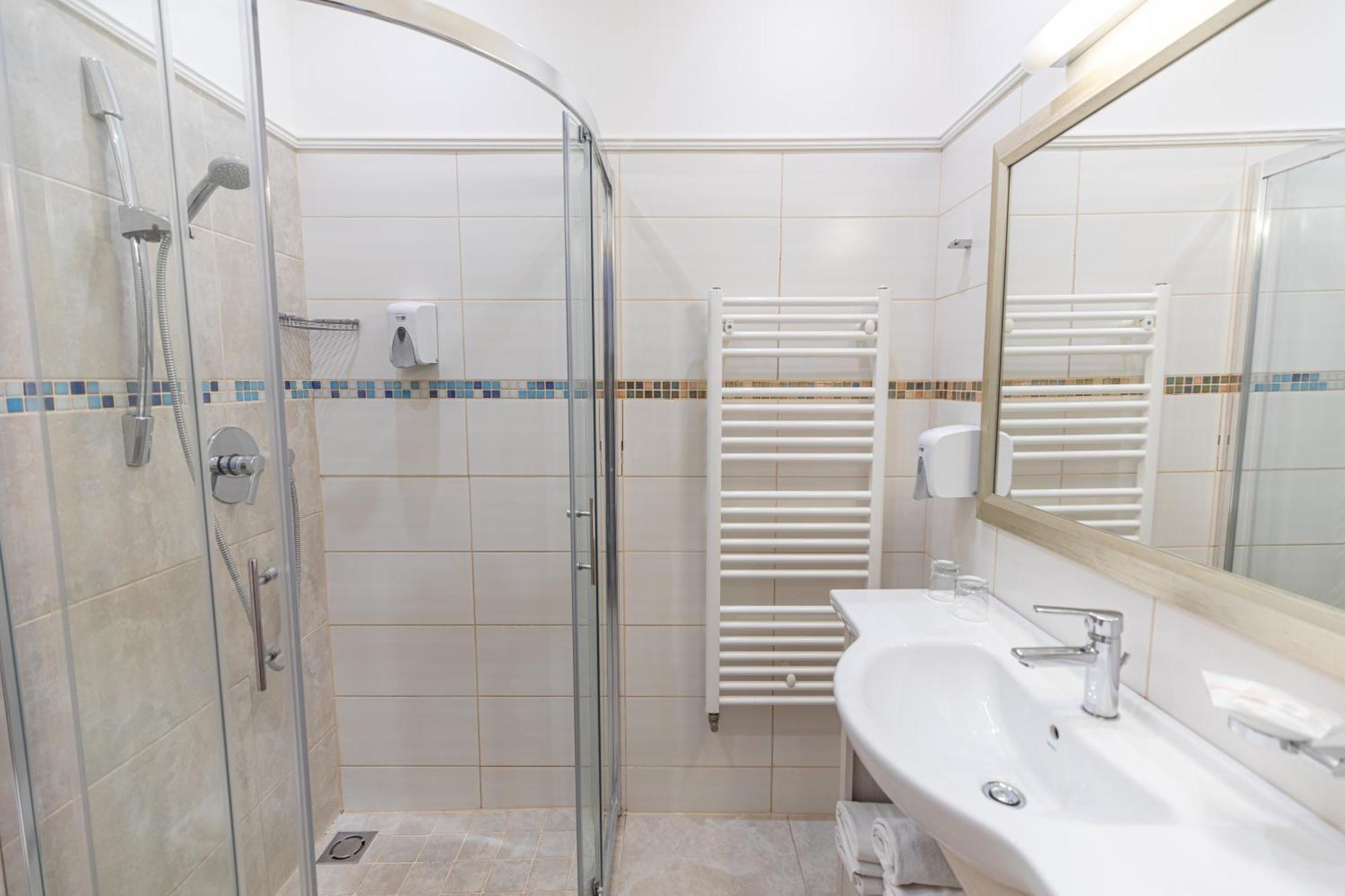 City Hotel ميسكولك المظهر الخارجي الصورة