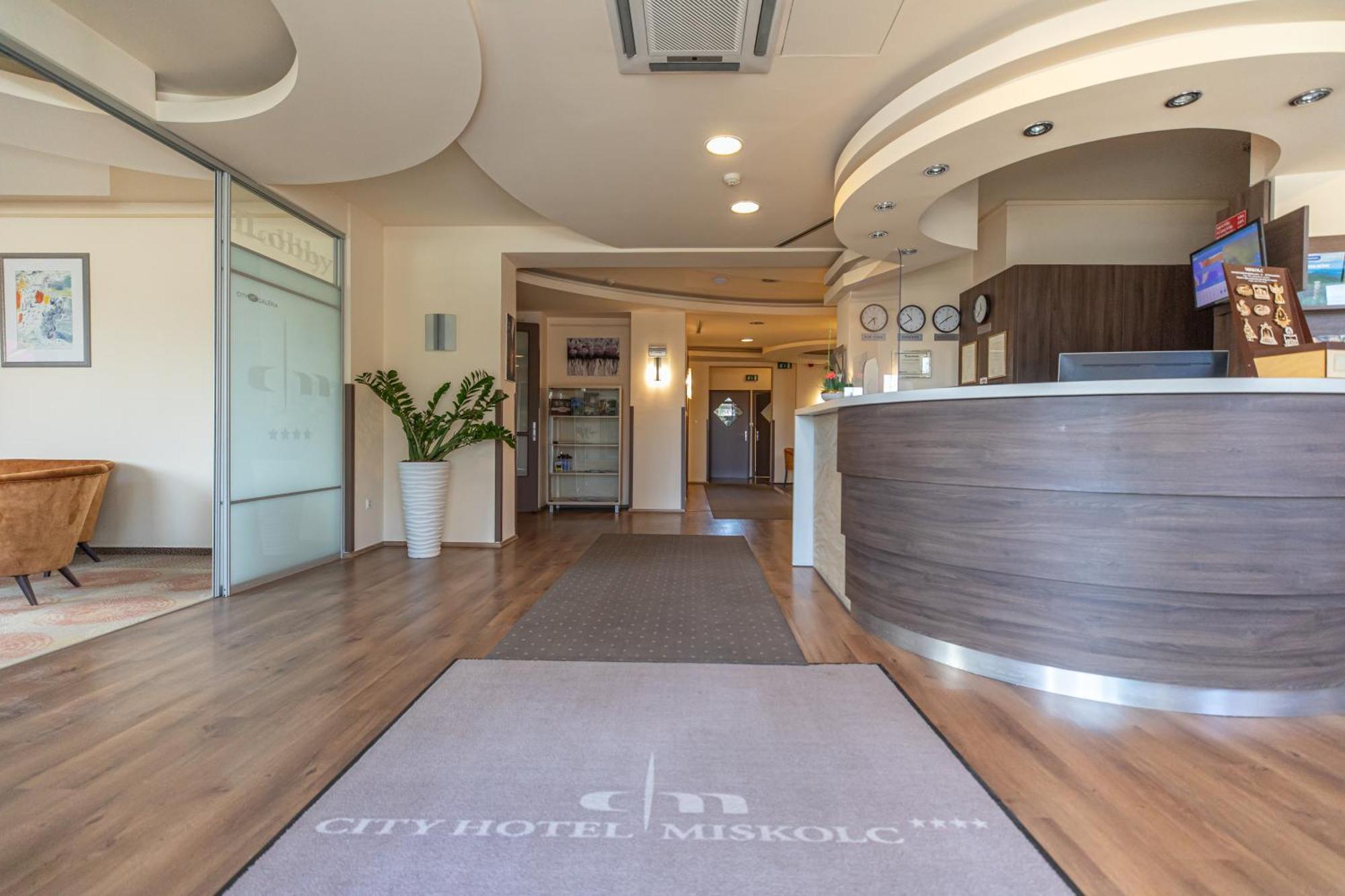 City Hotel ميسكولك المظهر الخارجي الصورة