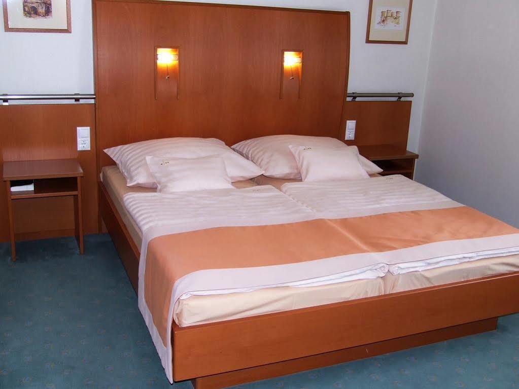 City Hotel ميسكولك المظهر الخارجي الصورة